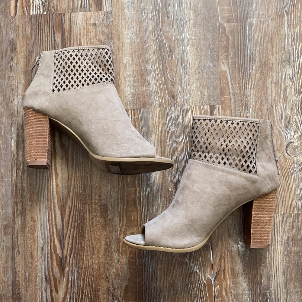 Report Rayce Neutral Open Toe Stack Heel Laser Cu… - image 2